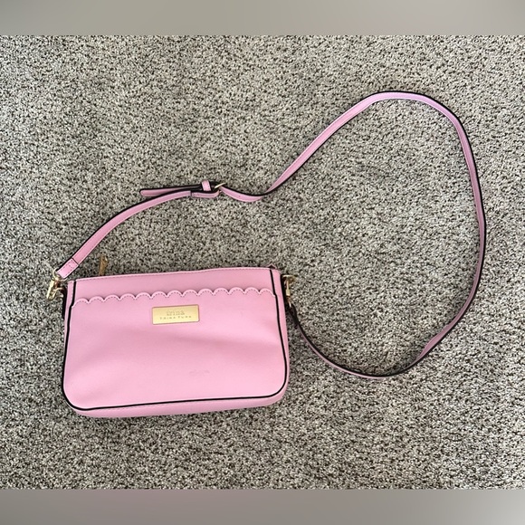 TRINA TRINA TURK Pink Scalloped Clutch Crossbody R$98 - Picture 1 of 14